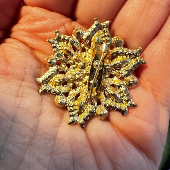 Sparkling Rhinestone Snowflake Brooch in Gold Tone Holiday Christmas Pin Jewelry - Picture 3 of 5